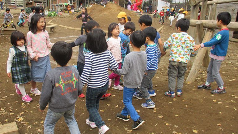 園庭で遊ぶ園児