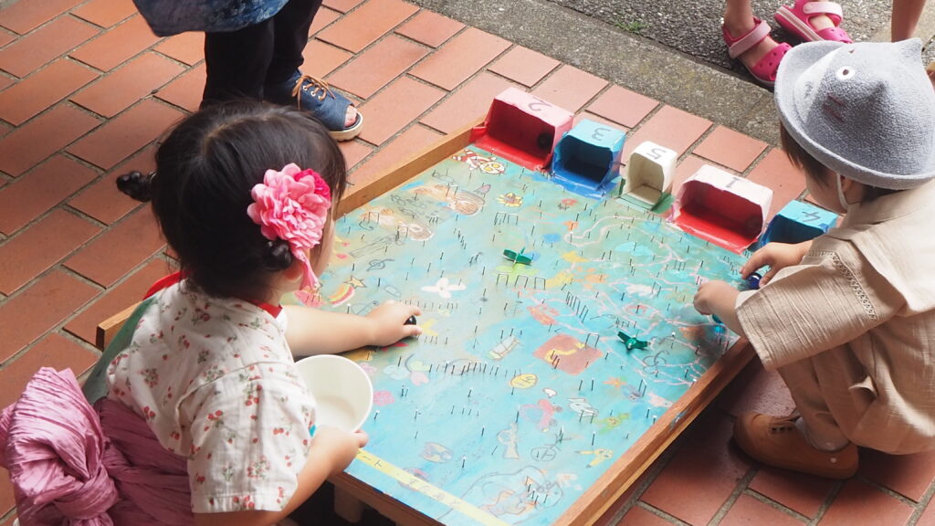 関東学院のびのびのば園が地域子育てひろば活動として、野庭ショッピングセンターでえんにちあそびを行いました 学校法人関東学院